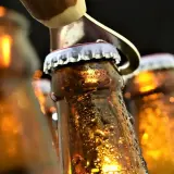 Chłodne piwo w butelkach, gotowe do otwarcia. Zastanawiasz się, ile alkoholu jest w piwie?