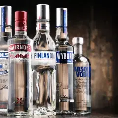 Ile kosztuje butelka wódki? Ceny, które Cię zaskoczą!