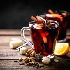 Jak przygotować grzane wino z korzennymi przyprawami? Przepis na rozgrzewający napój z pomarańczą, cynamonem i anyżem.