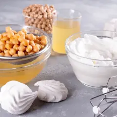Czy warto stosować zamienniki białka jaja (aquafaba) w drinkach wegańskich? Na zdjęciu ciecierzyca, aquafaba i ubita pianka.