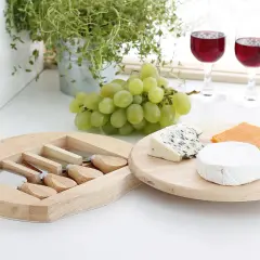 Jak przygotować deskę serów do wina: dobór smaków i tekstur. Ser pleśniowy, brie i cheddar z winogronami i kieliszkami wina.