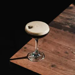 Espresso martini z gęstą, trwałą cremą, ozdobione ziarnem kawy. Idealny przepis na to, jak zrobić espresso martini, by uzyskać perfekcyjną piankę.