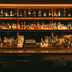Elegancki bar z butelkami wódek świata. Idealne miejsce, by zaplanować bar tematyczny z wódkami świata na event.