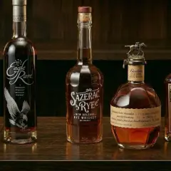 Pięć butelek whiskey: Buffalo Trace, Eagle Rare, Sazerac Rye, Blanton's, Pikesville Rye. Różnica między spirytusem rektyfikowanym a destylatem rolniczym jest tu widoczna w jakości i charakterze trunków.