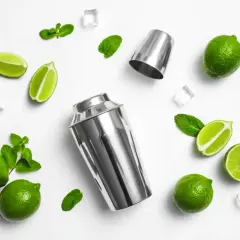 Shaker bostoński i cobbler – który wybrać? Limes, mięta i lód do drinków.