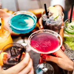 Kolorowe drinki z owocami i lodem. Jak zbalansować kwasem zbyt dużą słodycz w drinku?