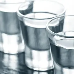 Szklanki z wódką. Czy skutki użycia wódki jako środka dezynfekującego faktycznie zabijają wirusy?