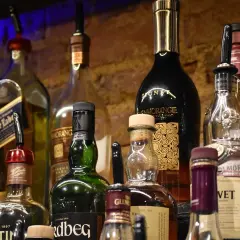 Butelki whisky na półce. Pionowe przechowywanie zapobiega objawy wyschnięcia korka.