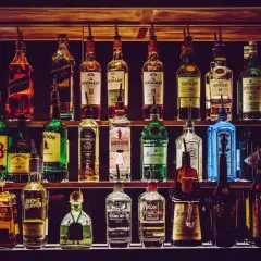 Rzędy butelek z whisky i innymi alkoholami. Zastanawiasz się, ile kropel wody dodać do whisky, by "otworzyć" jej aromat i smak?