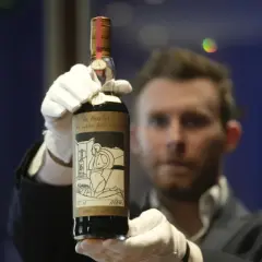 Ręce w białych rękawiczkach prezentują butelkę Macallan 1926. Czy to rekordowe jakie są najdroższe butelki whisky świata aukcyjne 2026?