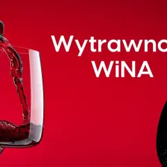 Czerwone wino nalewane do kieliszka i łyżka cukru. Kluczowa jest różnica między winem wytrawnym a półwytrawnym: zawartość cukru.