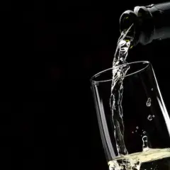 Prosecco leje się do kieliszka. Czy prosecco ma termin ważności? Pijmy póki świeże!