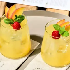Jak przygotować drinki typu "mocktails" (bezalkoholowe) które nie są sokiem? Orzeźwiające, żółte napoje z brzoskwinią, maliną i miętą.