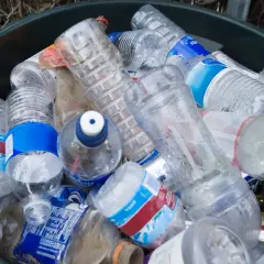 Plastikowe butelki w koszu mogą stać się "granatami" w piwnicy. Unikaj wybuchania butelek, nie przechowując ich w cieple i słońcu.