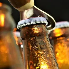 Chłodne piwo w butelkach, gotowe do otwarcia. Zastanawiasz się, ile alkoholu jest w piwie?