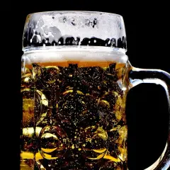 Piana na piwie w kuflu, widoczne bąbelki, jak objawy przegrzania drożdży podczas zadawania do brzeczki.