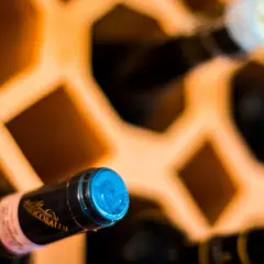 Ciemne butelki chronią wino przed szkodliwym działaniem słońca, zapobiegając jego degradacji.