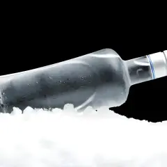Butelka wódki w lodzie, ilustrująca, dlaczego wódka nie zamarza w domowej zamrażarce – fizyka alkoholu.