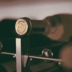 Zbyt kwaśne wino domowe? Objawy sfermentowanego wina i jak uratować warkę.