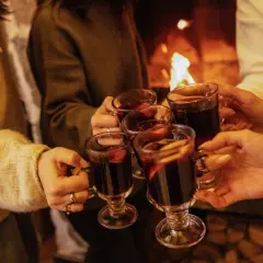 Przy kominku, w gronie przyjaciół, wznosimy toast. Idealne jakie wino do grzańca? To, które rozgrzewa serce i duszę.