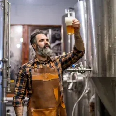 Browarnik ocenia piwo, analizując różnicę między piwem typu lager a ale w procesie fermentacji.