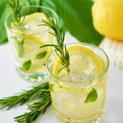 Najlepsze drinki z wódką cytrynową, które zaskoczą Twoich gości