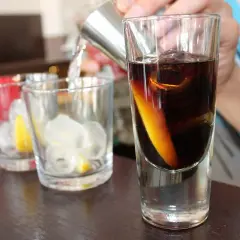 Przyczyny rozwarstwiania się shotów warstwowych jak wlewać po łyżce: ciemny alkohol tworzy warstwę na jasnym.