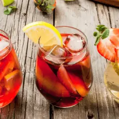 Najlepsze przepisy na drinki z energetykiem, które zachwycą Twoich gości