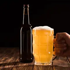 Jak zrobić piwo wędzone (rauchbier)? Dobór słodu i stopień wędzenia to klucz do sukcesu. Oto kufel pełen złotego trunku.