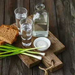Dwa kieliszki wódki, butelka, chleb, szczypiorek i sól. Tak smakuje wódka zero, czysta i orzeźwiająca.