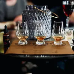 Trzy kieliszki z whisky, buteleczka z kroplomierzem i czekoladka. Idealne na domowy wieczór z degustacją whisky dla 5 osób.