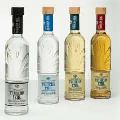 Cztery butelki tequili Tradicion Azul: blanco, reposado cristalino, reposado i añejo. Różnica między tequilą blanco, reposado a añejo w smaku i cenie jest widoczna w kolorze i etykietach.