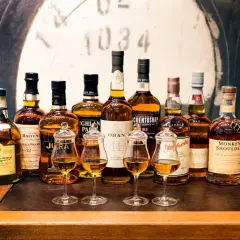 Rząd butelek whisky, w tym Dalwhinnie 15, Balvenie 12, Jura, Oban, Glenmorangie, Monkey Shoulder. Czy warto kupować whisky bez określenia wieku (NAS)?