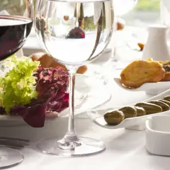 Czerwone wino do czego? Odkryj najlepsze połączenia kulinarne