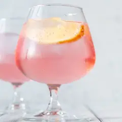 Dwa orzeźwiające drinki z plasterkiem cytryny. Czy wódka tuczy? Te różowe napoje wyglądają kusząco, ale warto pamiętać o kaloriach.