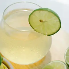 Świeżo wyciśnięty sok z limonki jest najlepszy. Unikaj gorzknięcia, wyciskaj go na bieżąco.