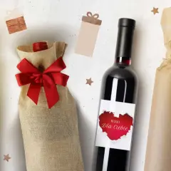 Eleganckie sposoby, jak ładnie zapakować butelkę wina: w granatowym woreczku, jutowym z czerwoną kokardą, lub w papier ozdobny.