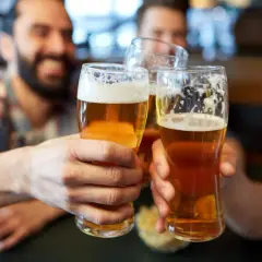 Trzech przyjaciół wznosi toast piwem. Nie ma tu kieliszków wódki, tylko pyszne piwo!