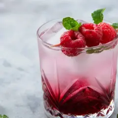 Jak przygotować shoty "wściekły pies"? Proporcje syropu i tabasco są kluczowe dla idealnego smaku. Drink z malinami i miętą.