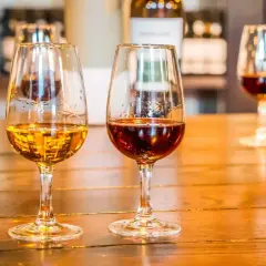 Degustacja win wzmacnianych: Porto i Sherry. Różnica między nimi i ich rodzaje widoczne w kieliszkach.