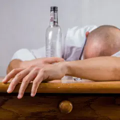 Czy picie codziennie drinka to alkoholizm? Oto, co musisz wiedzieć