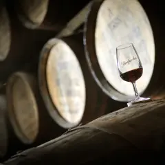 Kieliszek whisky Glenfarclas na beczce, symbol najlepszych technik leżakowania whisky finiszowanie w beczkach po sherry.
