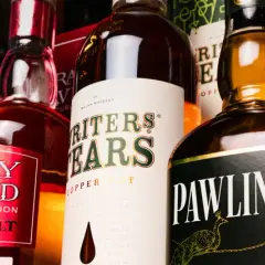 Butelki whisky: Murray McDavid, Writers Tears, Pawlina, West Cork. Przyczyny mętnięcia whisky po dolaniu wody, efekt louche i filtracja na zimno.