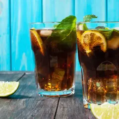 Dwa orzeźwiające drinki z ciemnym rumem, lodem, cytryną i miętą. Czy rum biały można zastąpić rumem ciemnym w klasycznym daiquiri?