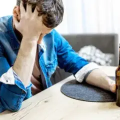 Czy po wszywce można pić piwo bezalkoholowe? Zobacz ryzyko i skutki