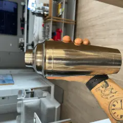 Metaliczny posmak w drinku? To objawy źle wyczyszczonego shakera. Upewnij się, że Twój jest lśniący i czysty!