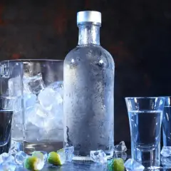 Chłodna wódka premium, idealna do serwowania. Ile razy powinna być destylowana wódka premium procesy filtracji? Lód, limonka i kieliszki czekają.