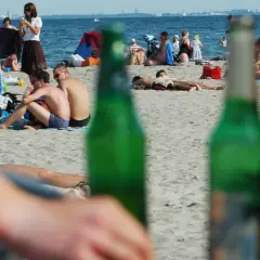 Czy można pić piwo na plaży? Oto co musisz wiedzieć o przepisach