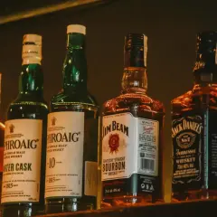 Butelki whisky: różnice w kolorze, od naturalnej barwy po karmel E150a.