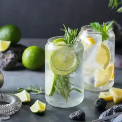 Orzeźwiające drinki z ginem, ozdobione limonką, cytryną i rozmarynem. Idealne na letnie popołudnie.